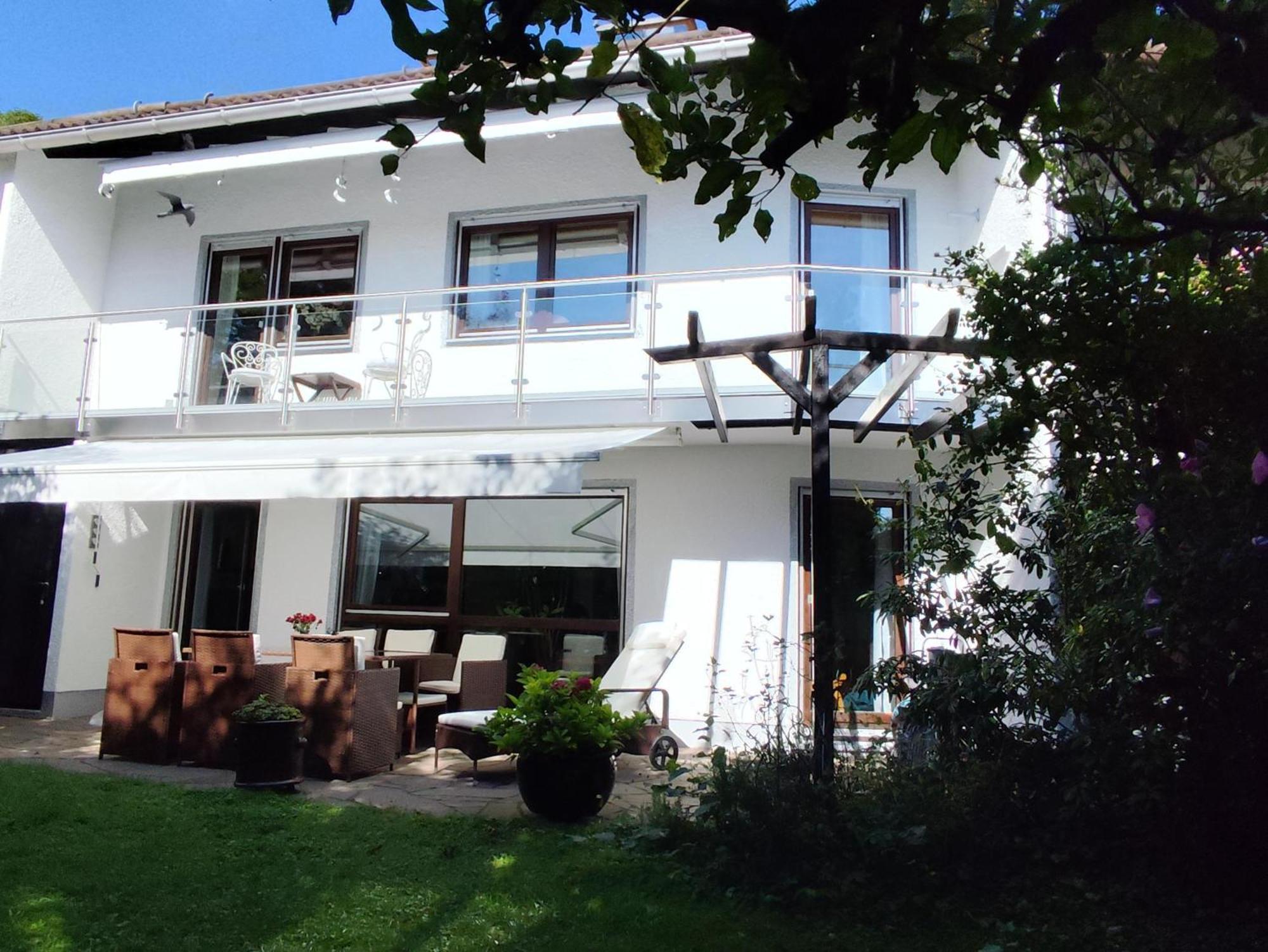 Elegant-Terraced-House-With-Bikes-Near-The-Lake-Children-At-Least-6-A-Old Starnberg Exteriör bild